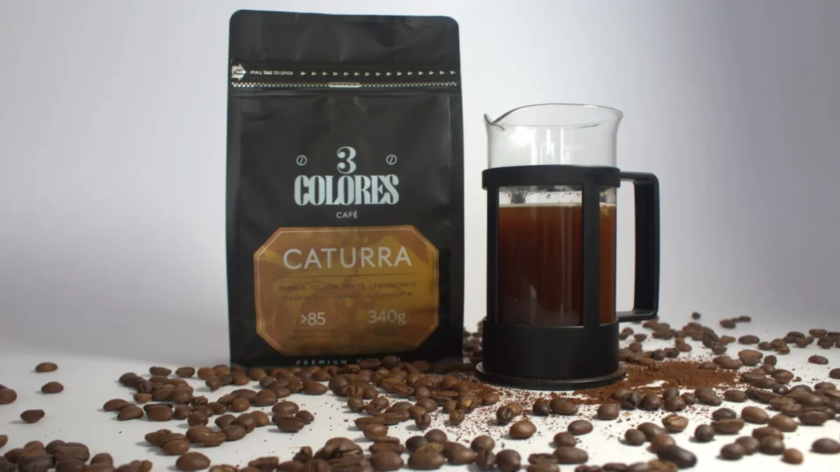 Colombian Coffee Caturra brand 3Colores in French press.